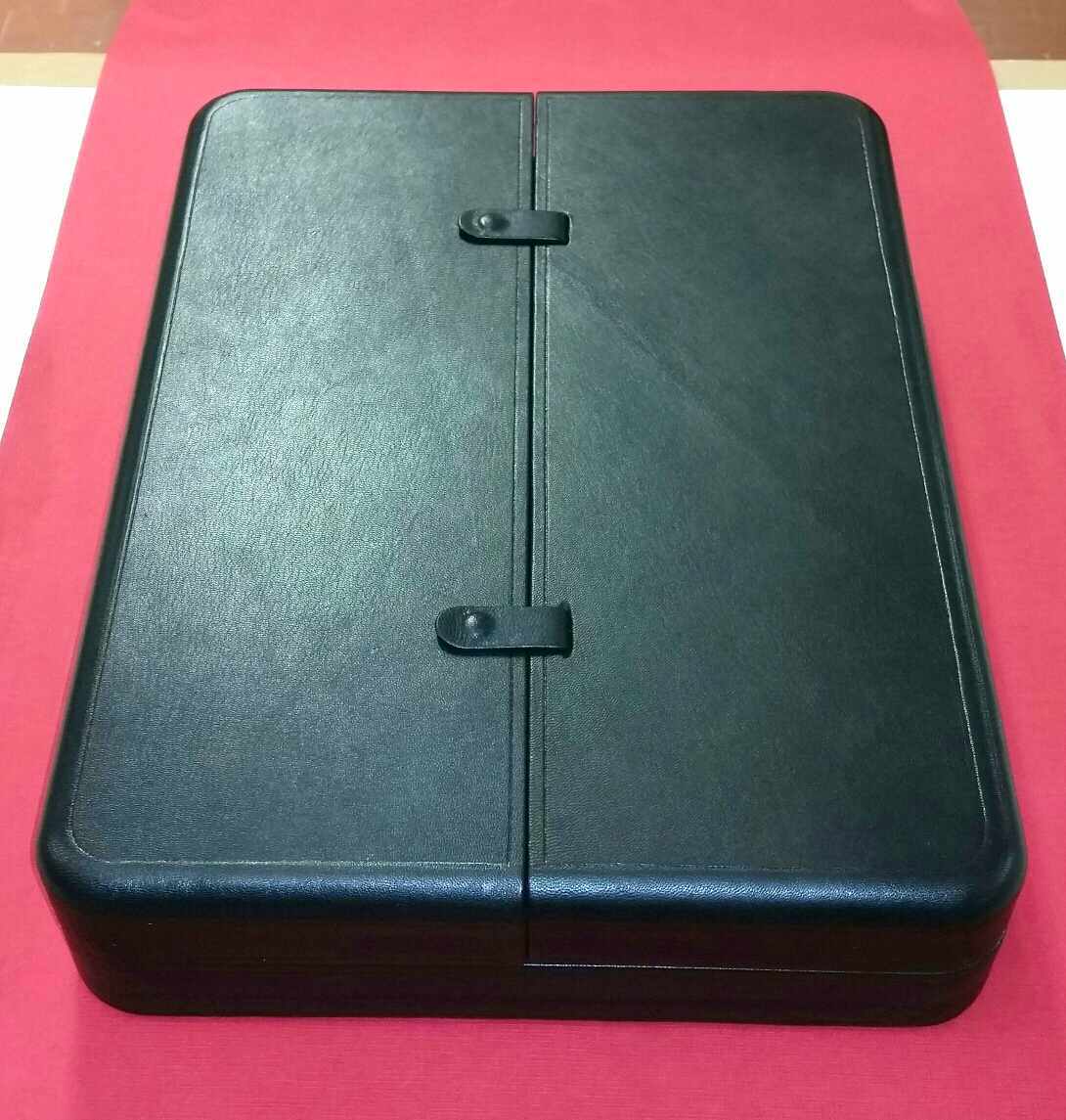 Astuccio a due sportelli per parure Astuccio a due sportelli per parure